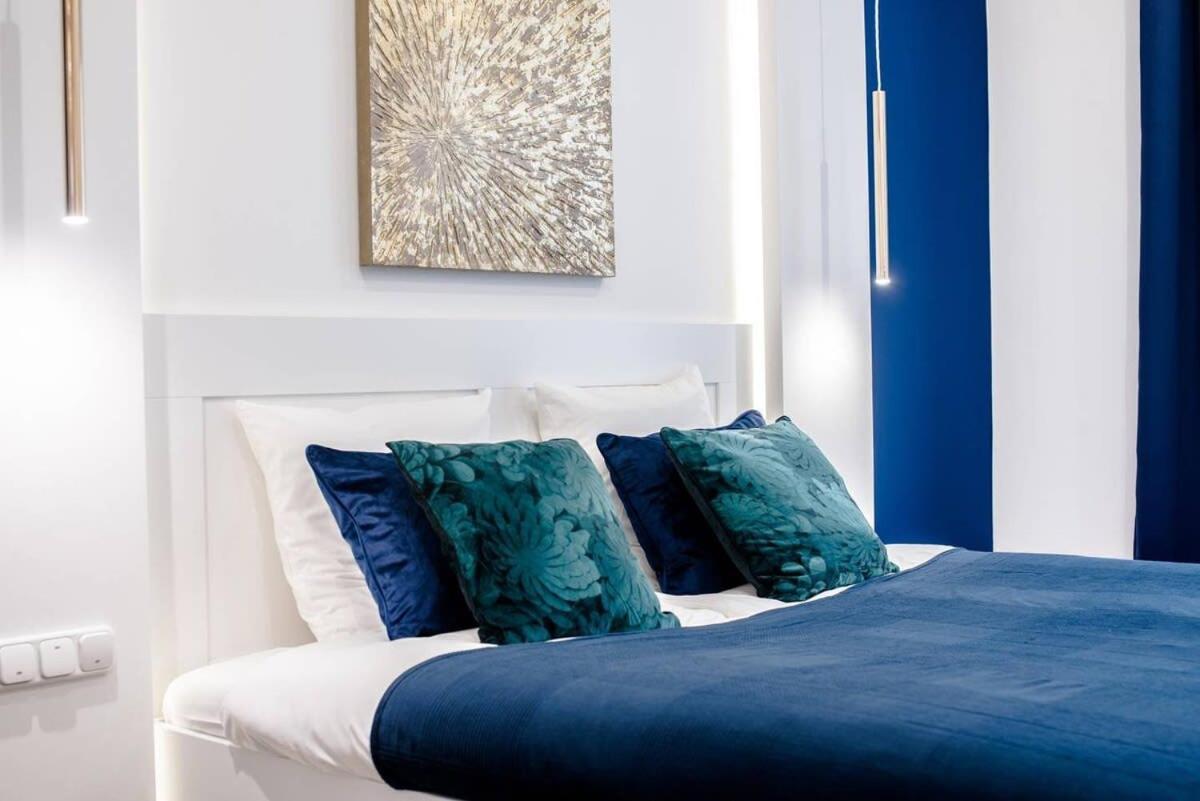 Elegant Design In Vibrant Center Apartment *