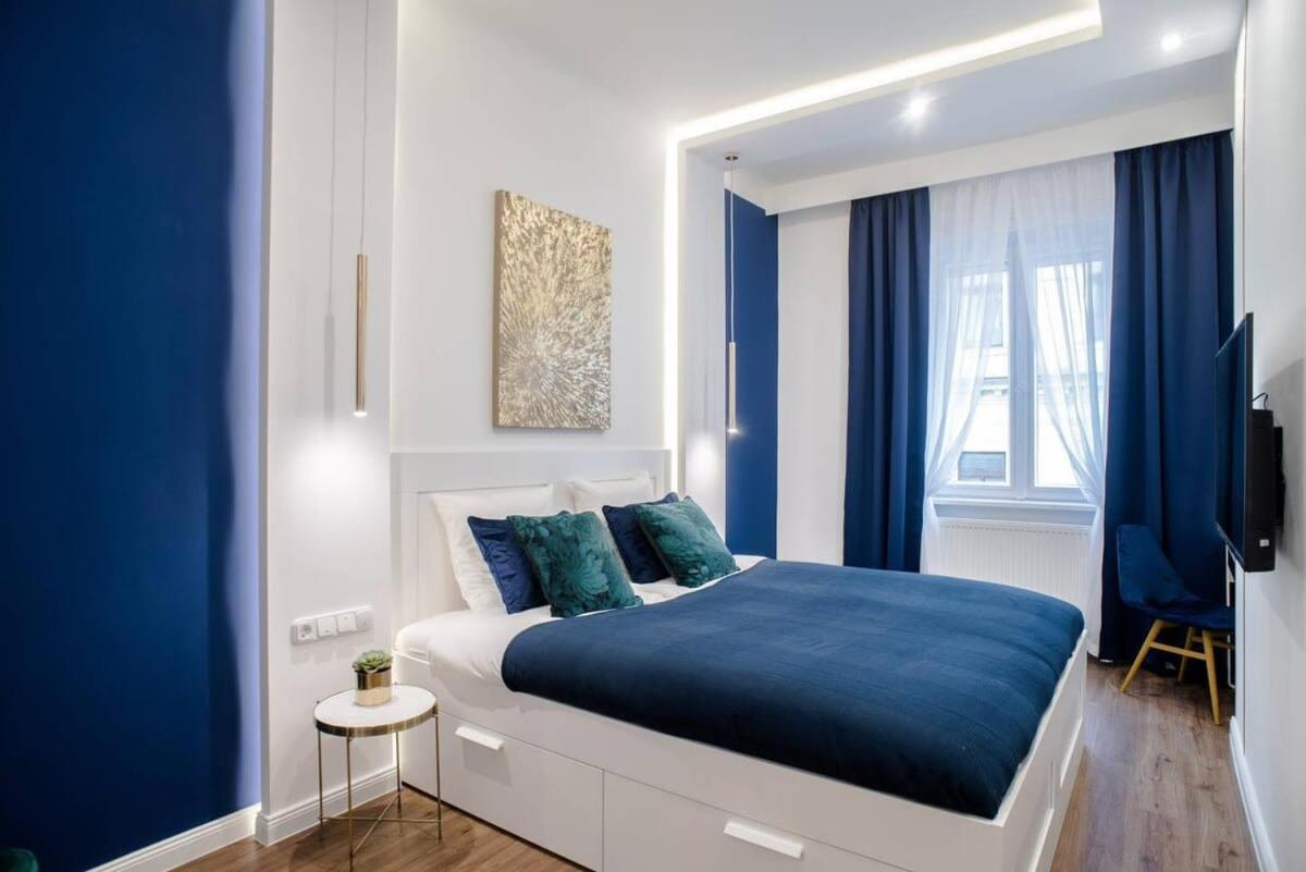 Elegant Design In Vibrant Center *