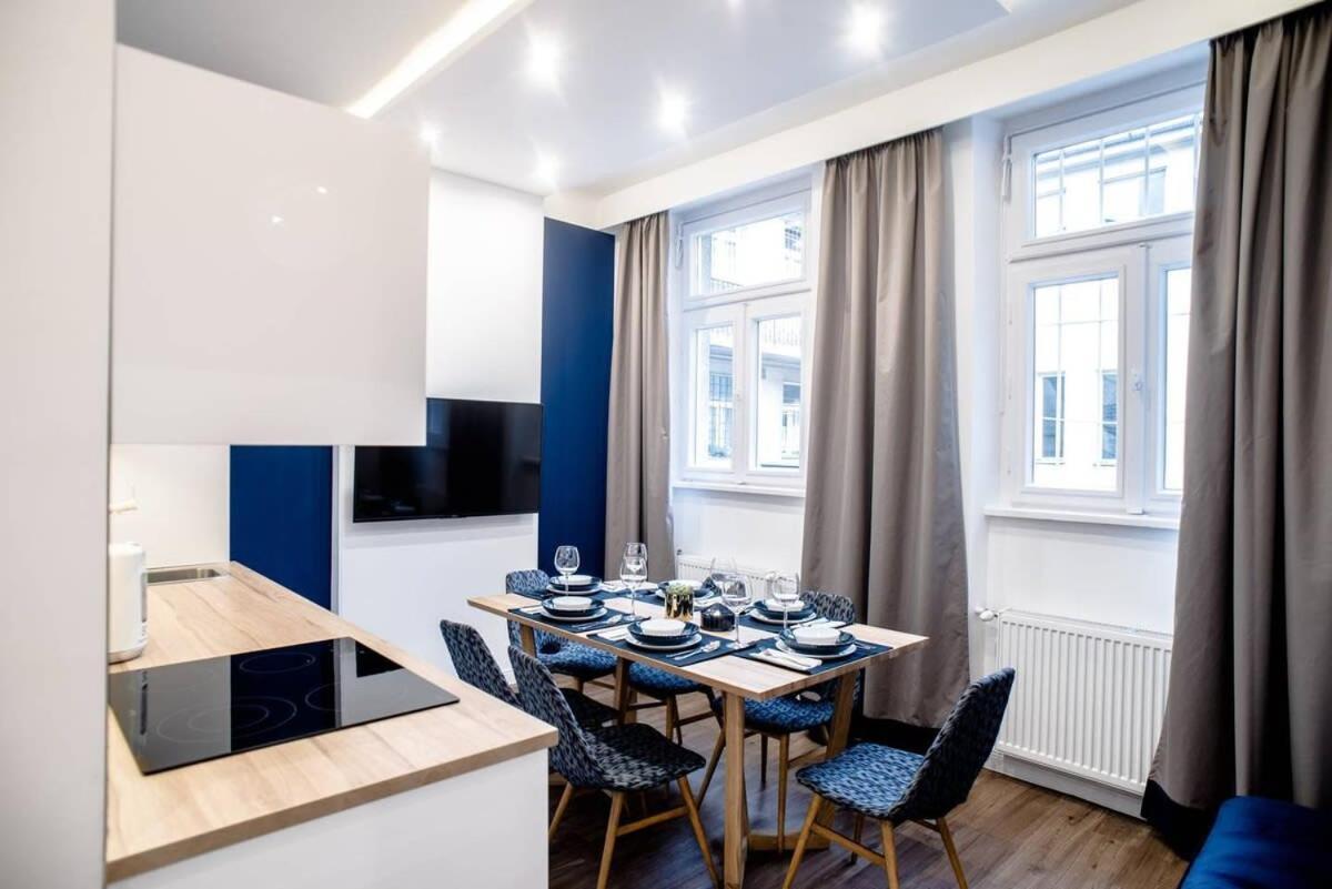 Elegant Design In Vibrant Center Apartamento