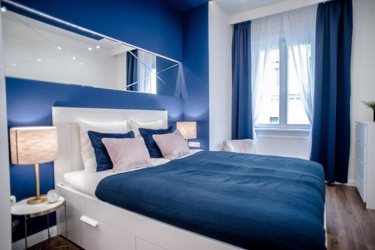 Elegant Design In Vibrant Center Apartment *