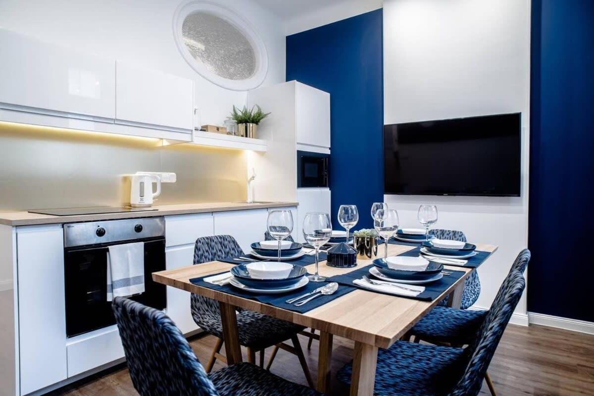 Elegant Design In Vibrant Center Apartment