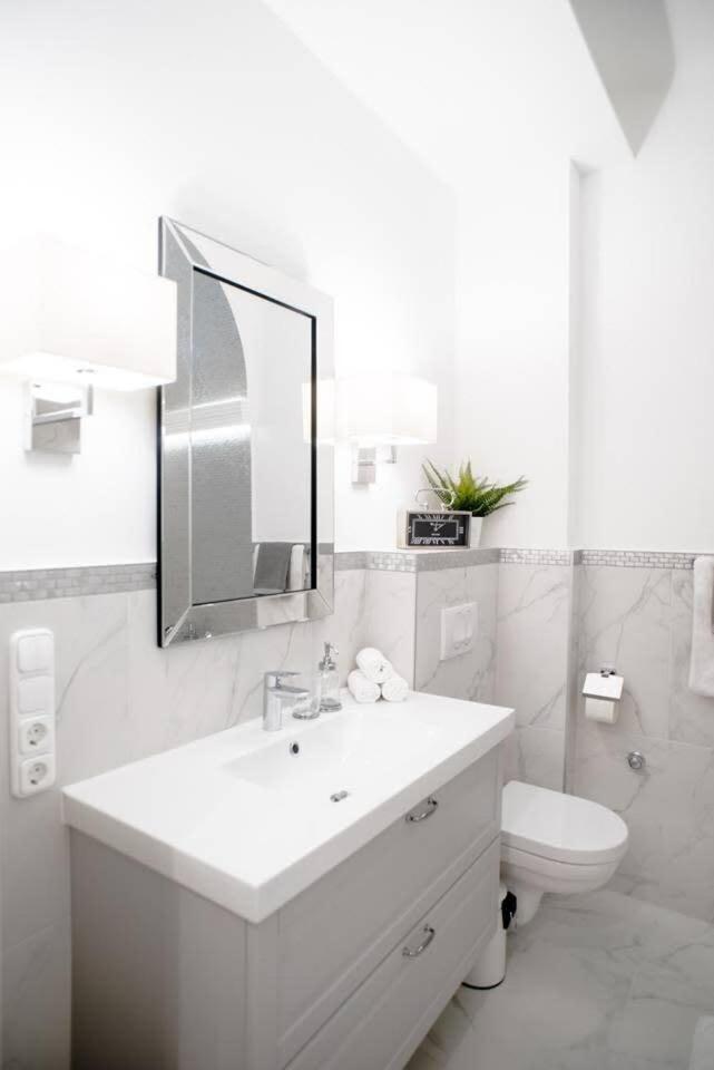 Elegant Design In Vibrant Center
