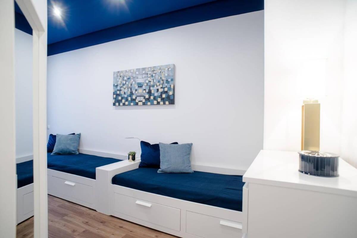 Elegant Design In Vibrant Center Apartment *
