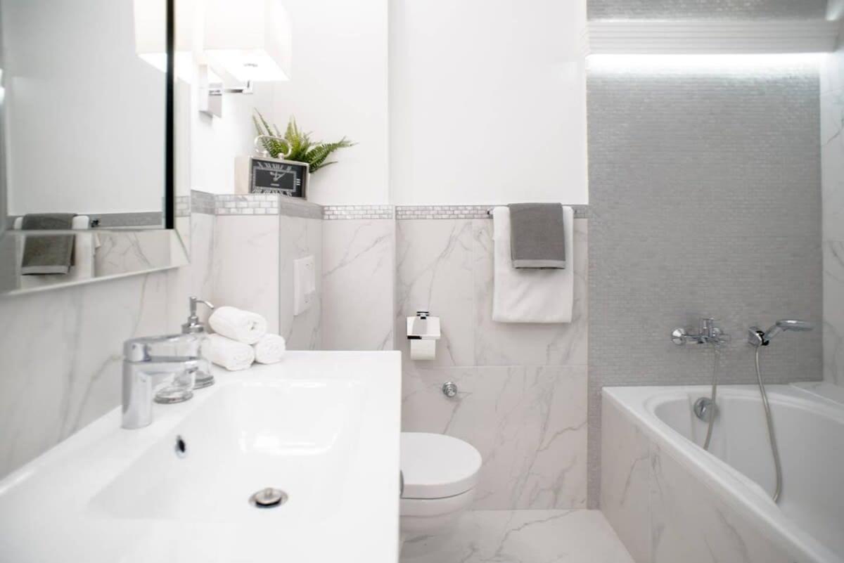 Apartamento Elegant Design In Vibrant Center