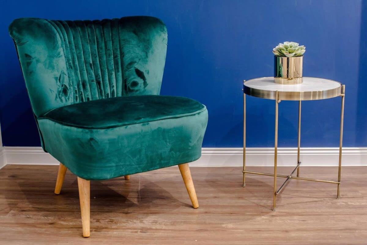 Elegant Design In Vibrant Center *