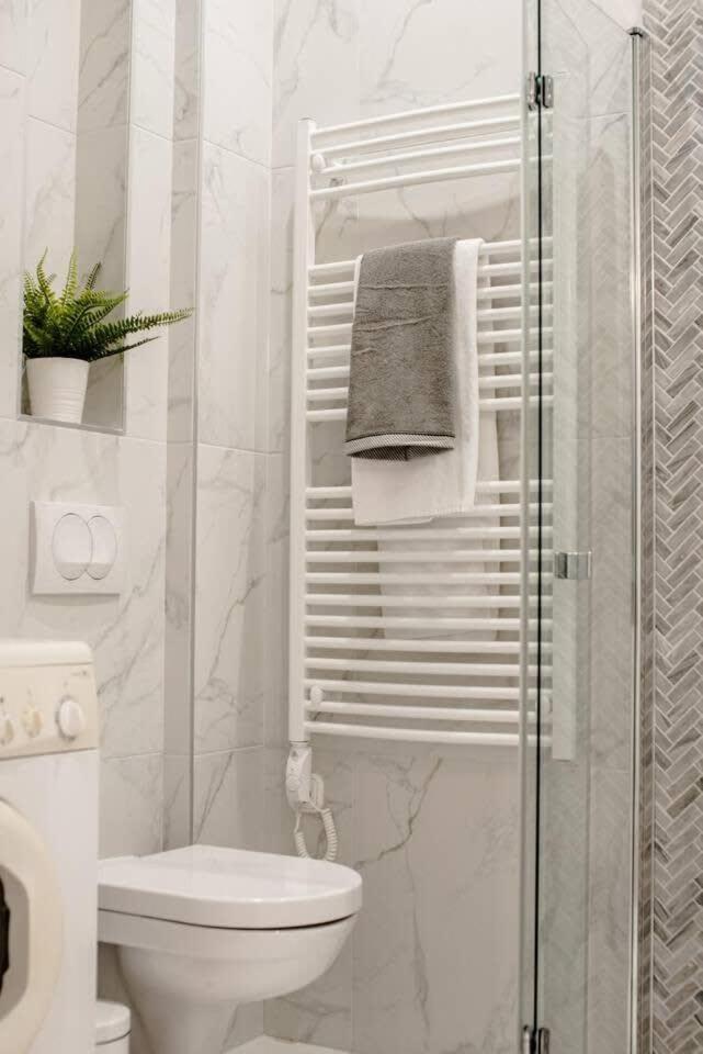 Apartamento Elegant Design In Vibrant Center